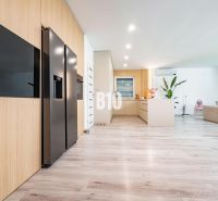 Geräumiges Wohnzimmer mit Holzdekorboden in einem Einfamilienhaus.