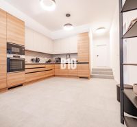 Eine Küche in einem Einfamilienhaus mit Holzdekor und weißen Wänden.