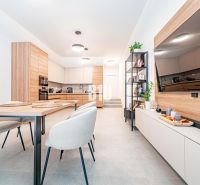 Küche mit Esszimmer in einem Einfamilienhaus, helle Wände, Holzakzente, Esstisch.