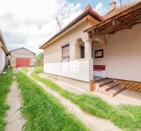 Ein Einfamilienhaus in Nitra mit einem Nebengebäude und einem kleinen Hof.