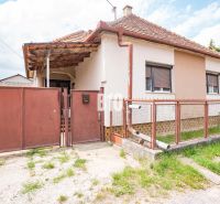 Ein Einfamilienhaus in Nitra mit einem Blechzaun und einem Schrägdach.