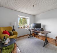 Gelber Sessel, Schreibtisch mit Monitor, Boden mit Holzdekor, Einfamilienhaus.
