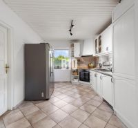 Küche mit weißen Schränken und Geräten in einem Einfamilienhaus.