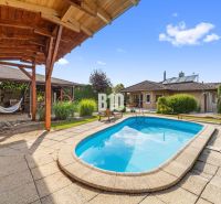 Ein Einfamilienhaus in Nitra mit Pool, Terrasse und Pavillon im Garten.