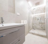 Badezimmer in einer 3-Zimmer-Wohnung mit moderner Duschkabine und Waschbecken.