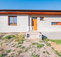 Ein Einfamilienhaus in Nitra mit einer hellen Fassade und Eingangsstufen.