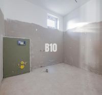 Unvollständiger Raum mit Fenster und Vorbereitung für die Installation in einem Einfamilienhaus.