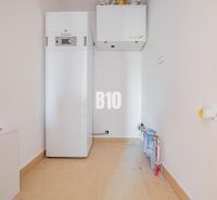 Technikraum mit Ausstattung in einem Einfamilienhaus, enthält moderne Technologien für effizientes Heizen.