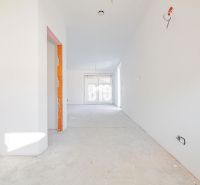 Ein praktischer Blick ins Innere eines Einfamilienhauses mit Zementboden und Schaltschrankausstattung.