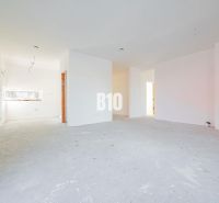 Geräumiges Interieur mit weißen Wänden und Betonboden in einem Einfamilienhaus.