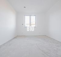 Ein leerer Raum in einem Einfamilienhaus mit Betonboden und Kunststofffenster.