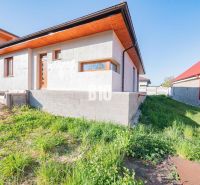 Ein Einfamilienhaus in Nitra mit einer ungestrichenen Fassade und einem grasbewachsenen Grundstück.