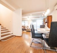 Essbereich mit Holzboden und Treppe in einem Einfamilienhaus.