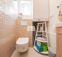 Ein Badezimmer in einem Einfamilienhaus mit Fliesen und moderner Ausstattung.