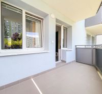 Der Balkon einer 2-Zimmer-Wohnung in Halalovka in Trenčín mit Blick auf die umliegenden Plattenbauten.