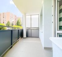 Balkon in einer 2-Zimmer-Wohnung in Halalovka in Trenčín, mit Blick auf Wohnhäuser.