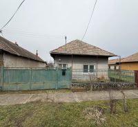 Ein Einfamilienhaus in Sikenica mit einem Blechzaun und einem Schrägdach.
