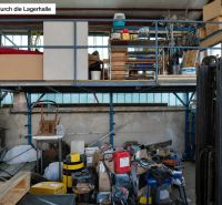 Ein Lagerhaus mit verschiedenen Ausstattungen und Paletten in einem Einfamilienhaus.