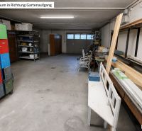 Keller in einem Einfamilienhaus mit bunten Schränken und Holzbrettern auf dem Regal.
