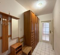 Der Flur in der 3-Zimmer-Wohnung mit Holzelementen und Fliesenboden.