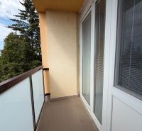 Balkon einer 3-Zimmer-Wohnung in der Vážská-Straße in Piešťany mit Blick auf das Grün.