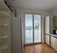 Küche in einer 3-Zimmer-Wohnung mit Holzboden und Einbauschränken.