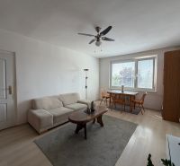 Wohnzimmer in einer 3-Zimmer-Wohnung mit Holzboden und Esstisch.