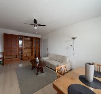 Wohnzimmer mit Holzboden, Sofa und Esstisch in einer 3-Zimmer-Wohnung.