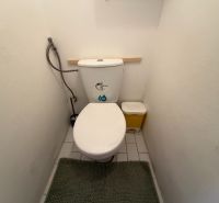 Toilette einer 3-Zimmer-Wohnung mit weißen Wänden und Fliesen.