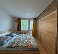 Schlafzimmer in einer 3-Zimmer-Wohnung mit Holzboden und Einbauschrank.