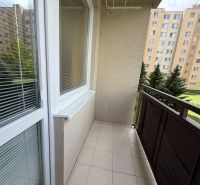 Der Balkon einer 3-Zimmer-Wohnung in der Adama Trajana Straße in Piešťany mit Blick auf das Grün.
