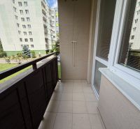 Balkon einer 3-Zimmer-Wohnung in der Adama Trajana Straße in Piešťany mit Blick auf die Umgebung.