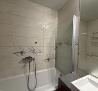 Badezimmer in einer 3-Zimmer-Wohnung mit Duschkabine und Blumenfliesen.