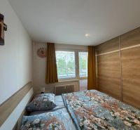 Schlafzimmer mit großem Kleiderschrank, Doppelbett und Fenster in einer 3-Zimmer-Wohnung.