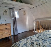 Das Innere der Hütte mit einem Bett und einem Schrank, der Boden mit Holzdekor.