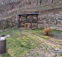 Überdachte Terrasse im Garten bei der Hütte in Dolné Orešany, Dolné Orešany.