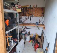 Werkzeuge und Ausrüstung im Organisationsraum der Hütte mit einem Boden in Holzoptik.