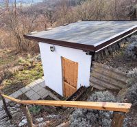 Ein kleines Häuschen mit schrägem Dach in Dolné Orešany in der hügeligen Straße Dolné Orešany.