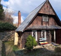 Ein Ferienhaus in Dolné Orešany in der Straße Dolné Orešany mit Garten und Bank.