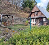 Eine Hütte mit Holzelementen im Dorf Dolné Orešany, in der Straße Dolné Orešany, umgeben von Natur.