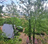 Eine Hütte in Dolné Orešany, umgeben von Bäumen, mit Blick auf die Natur von Dolné Orešany.
