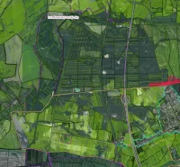 Luftaufnahme von landwirtschaftlichen und forstwirtschaftlichen Flächen rund um Moravský Svätý Ján.