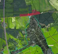 Luftaufnahme von landwirtschaftlichen und forstwirtschaftlichen Flächen in Moravský Svätý Ján.