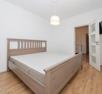 Schlafzimmer mit Bett und Holzboden in einer 3-Zimmer-Wohnung.