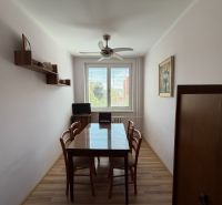 Esszimmer mit Holztisch, Stühlen und Boden mit Holzdekor in einer 3-Zimmer-Wohnung.