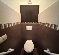 Toilette mit gemusterten Fliesen in einer 3-Zimmer-Wohnung.