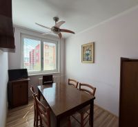 Essbereich in einer 3-Zimmer-Wohnung mit Holztisch und Boden in Holzoptik.