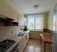 Küche in einer 3-Zimmer-Wohnung mit Holzboden und Esstisch.