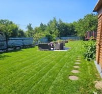 Garten am Kamenný mlyn in Trnava mit Gartenhaus und Trampolin.