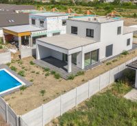Einfamilienhaus in der Sokolej-Kolibríkova Straße in Chorvátsky Grob mit Garten und Pool.
